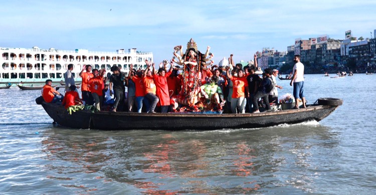 ‘দুর্গতিনাশিনী’ দেবীকে সাড়ম্বরে বিদায়