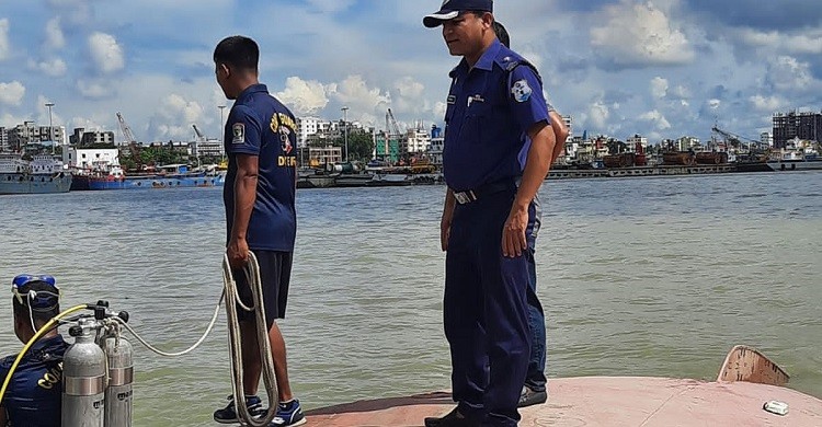 কর্ণফুলী  নদীতে ট্রলার ডুবে ৭ জন নিখোঁজ