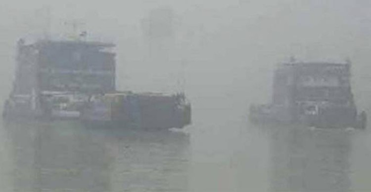 ঘন কুয়াশার কারণে মাঝ পদ্মায় আটকা ৩ ফেরি