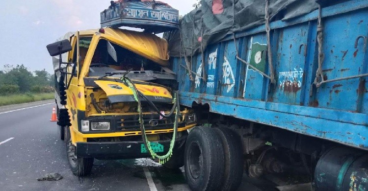 এক্সপ্রেসওয়েতে দুই ট্রাকের সংঘর্ষে চালক-হেলপার নিহত