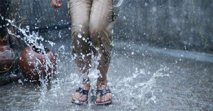 বর্ষায় কেমন জুতা পরবেন?