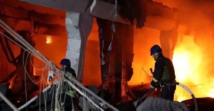 ইউক্রেনের একাধিক ভবন ধসিয়ে দিলো রাশিয়ার ক্ষেপণাস্ত্র