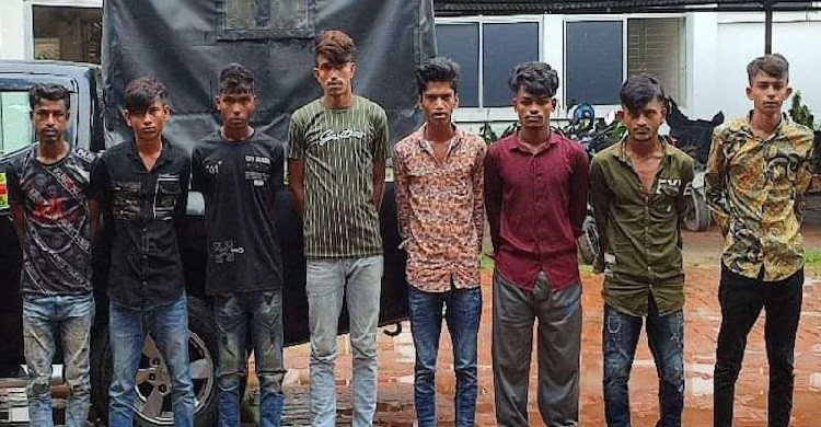 সোনারগাঁয়ে দেশি অস্ত্রসহ কিশোর গ্যাংয়ের ৮ সদস্য গ্রেফতার