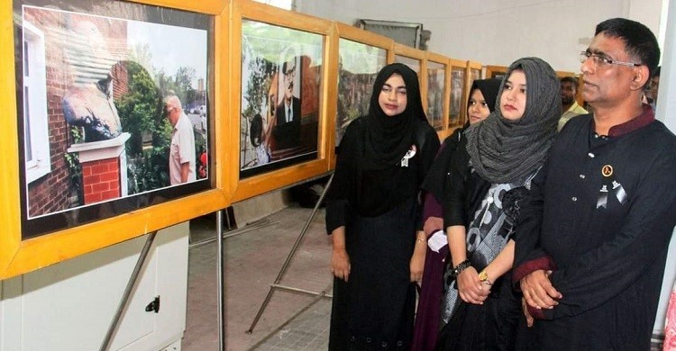 শোক দিবসে বঙ্গবন্ধুর প্রতিকৃতিতে চাবিপ্রবি উপাচার্যের শ্রদ্ধা নিবেদন ও ফোজিত বাবু’র আলোকচিত্র প্রদর্শনী ‘শ্রদ্ধা’