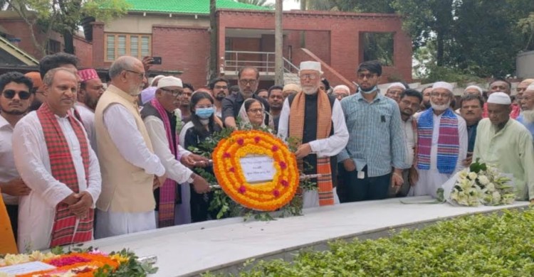 টুঙ্গিপাড়ায় জাতির পিতা বঙ্গবন্ধুর সমাধিতে বঙ্গবীর কাদের সিদ্দিকীর শ্রদ্ধা