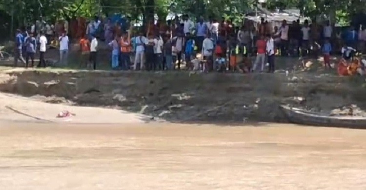 বিহারে নৌকা উল্টে উত্তাল নদীতে নিখোঁজ ১৮ শিশু