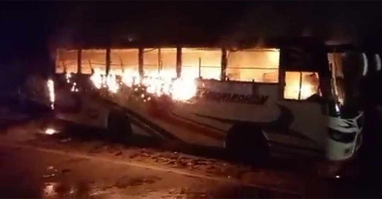 টাঙ্গাইলে দাঁড়িয়ে থাকা বাসে আগুন
