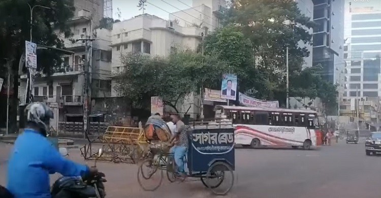 হরতাল: সড়কে গণযানবাহন কম, ভোগান্তিতে যাত্রীরা