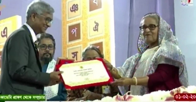 বাংলা একাডেমি সাহিত্য পুরস্কার দিলেন প্রধানমন্ত্রী