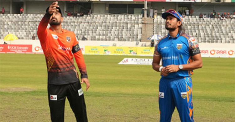 খুলনার বিপক্ষে টস জিতে ব্যাটিংয়ে কুমিল্লা