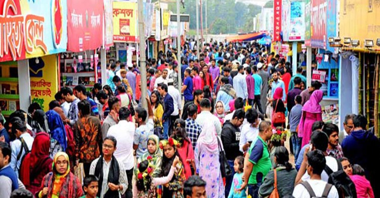 শেষ সময়ে পাঠকদের পদচারণায় প্রাণবন্ত বইমেলা