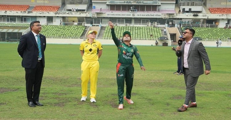 প্রথম ওয়ানডে: ৫ উইকেট হারিয়ে চাপে অস্ট্রেলিয়া