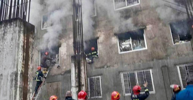 ডেমরার কাপড়ের গোডাউনের আগুন ৯ ঘণ্টা পর নিয়ন্ত্রণে