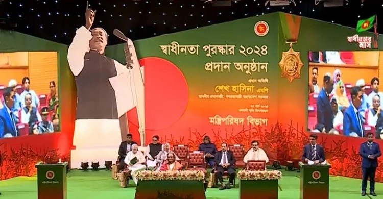 ১০ বিশিষ্টজনের হাতে স্বাধীনতা পুরস্কার তুলে দিলেন প্রধানমন্ত্রী