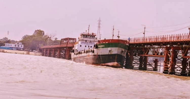 কালুরঘাট সেতুতে লাইটার জাহাজের ধাক্কা