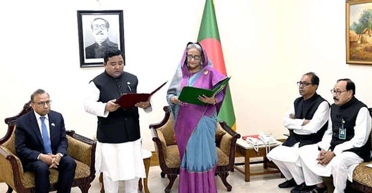 লালমনিরহাট জেলা পরিষদের নবনির্বাচিত চেয়ারম্যানকে শপথ পড়িয়েছেন প্রধানমন্ত্রী