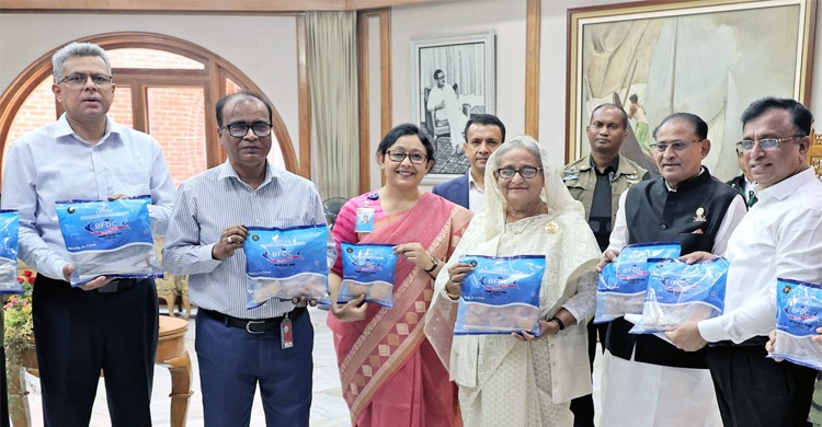 ‘রেডি টু কুক ফিশ’ প্রধানমন্ত্রীর কাছে হস্তান্তর