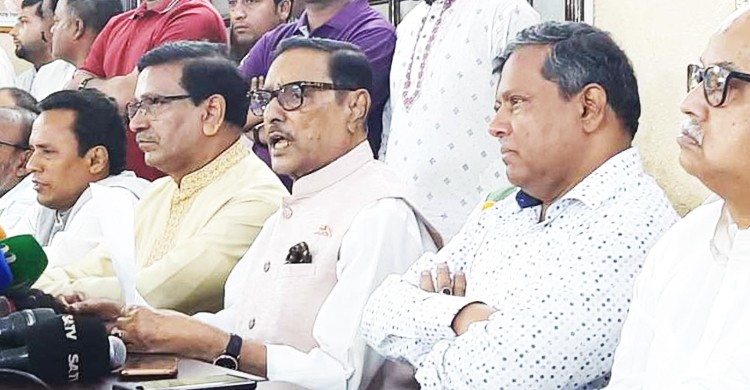 ধানমন্ডির রাজনৈতিক কার্যালয়ে আওয়ামী লীগ সাধারণ সম্পাদক এবং সড়ক পরিবহন ও সেতুমন্ত্রী ওবায়দুল কাদের । ছবিঃ সংগৃহীত