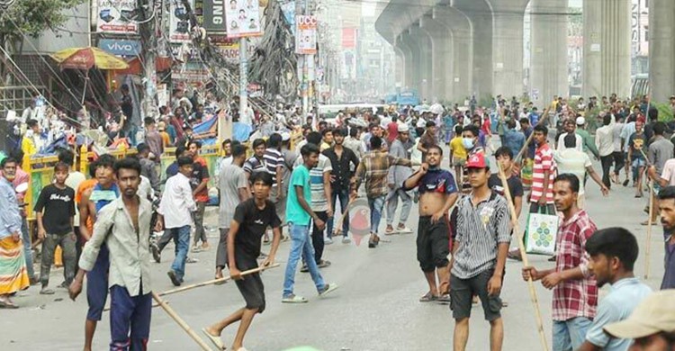 অটোরিকশা চালকদের বিক্ষোভ, ৩ বাস ভাঙচুর
