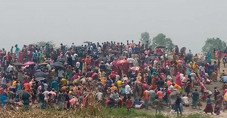স্বর্ণের সন্ধানে মাটি খুঁড়ছেন কয়েক হাজার মানুষ