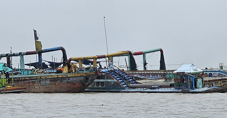 গজারিয়াতে মেঘনায় গ্রামঘেষে বালু উত্তোলন, ভাঙ্গন আতংক