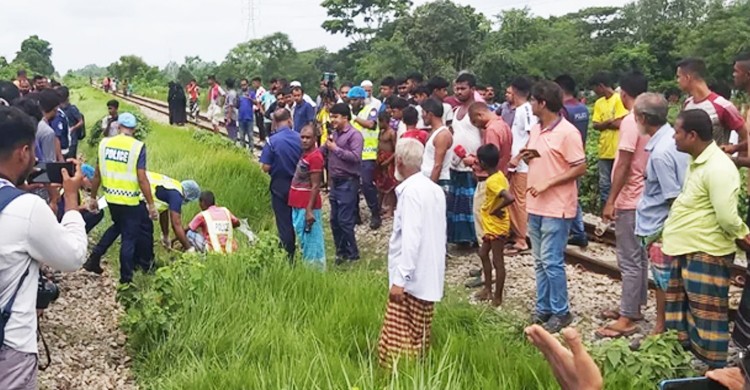 নরসিংদীতে ট্রেনে কাটা পড়ে ৫ জন নিহত