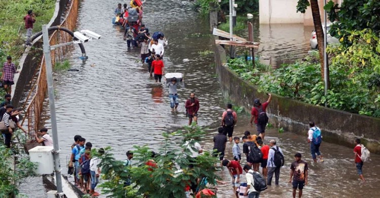 অবিরাম বর্ষণে বিপর্যস্ত মুম্বাই