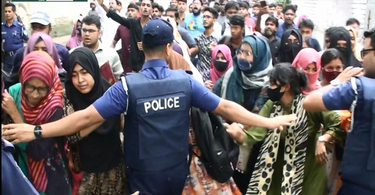 যশোরে কোটা বৈষম্য আন্দোলনকারীদের উপর পুলিশের লাঠিচার্জ