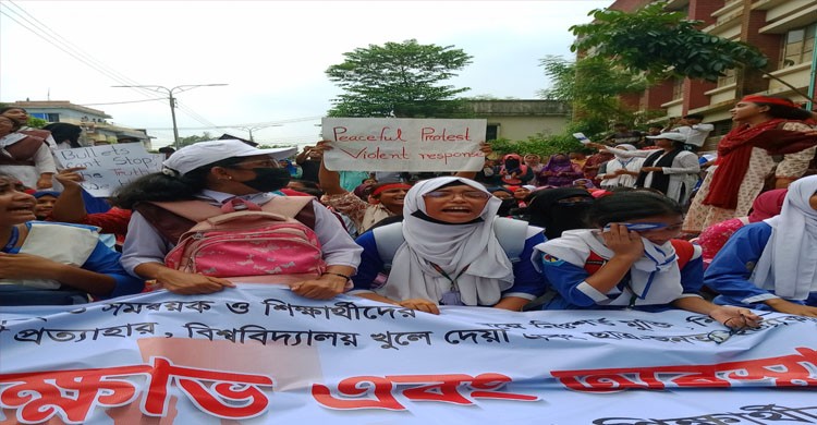 ঠাকুরগাঁওয়ে বৈষম্য বিরোধী ছাত্রদের শান্তি পূর্ন আন্দোলনে পুলিশের লাঠিচার্জ