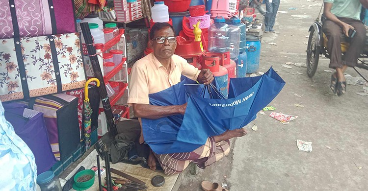 বাগেরহাটের মোরেলগঞ্জে বৃষ্টি হলেই কদর বাড়ে ছাতা মেরামতকারি কারিগরদের
