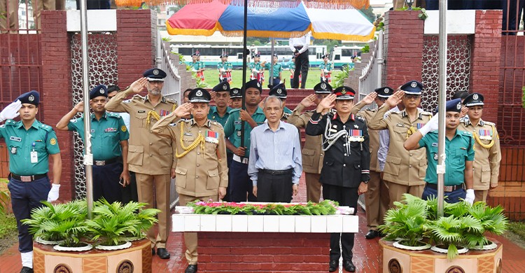 রাজারবাগ পুলিশ স্মৃতিসৌধে স্বরাষ্ট্র উপদেষ্টা এবং আইজিপির শ্রদ্ধা