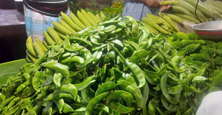 সবজির দামে স্বস্তি, চড়া ডিম মুরগির বাজার