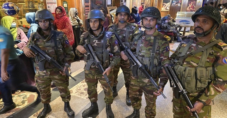 টঙ্গীতে যৌথবাহিনীর অভিযানে বিদেশী মদসহ শতাধিক নারী-পুরুষ আটক
