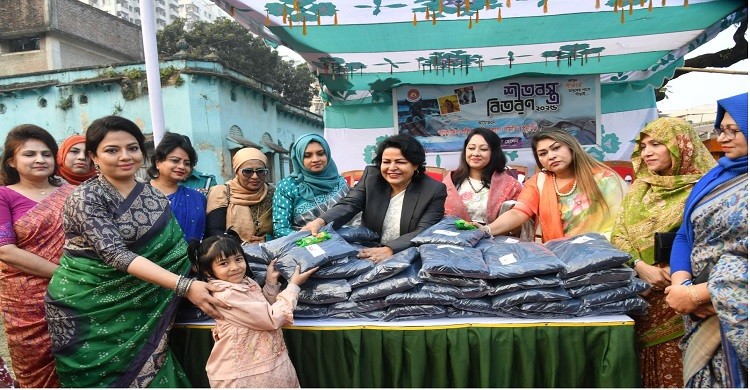 পুনাকের উদ্যোগে এতিমদের মাঝে শীতবস্ত্র বিতরণ