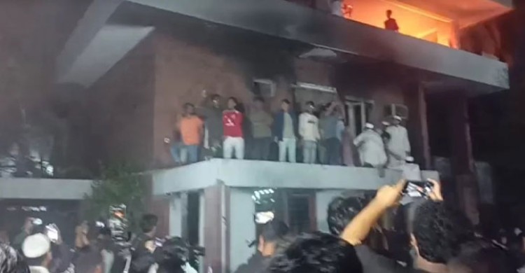 ধানমন্ডি ৩২-এ আগুন দিলো ছাত্র-জনতা