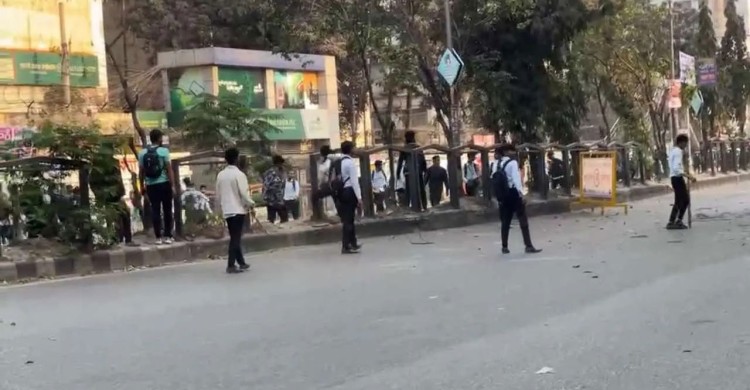 সিটি ও আইডিয়াল কলেজের শিক্ষার্থীদের সংঘর্ষে সায়েন্সল্যাব রণক্ষেত্র। ছবিঃ সংগৃহীত