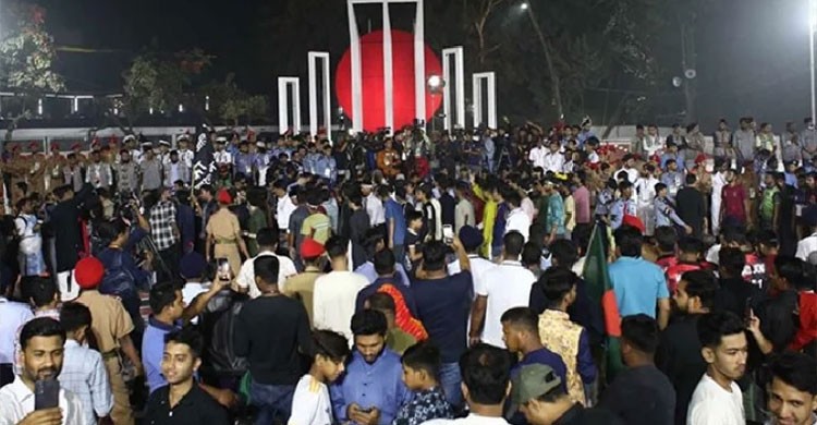 ভাষা শহীদদের শ্রদ্ধা জানাতে কেন্দ্রীয় শহীদ মিনারে মানুষের ঢল