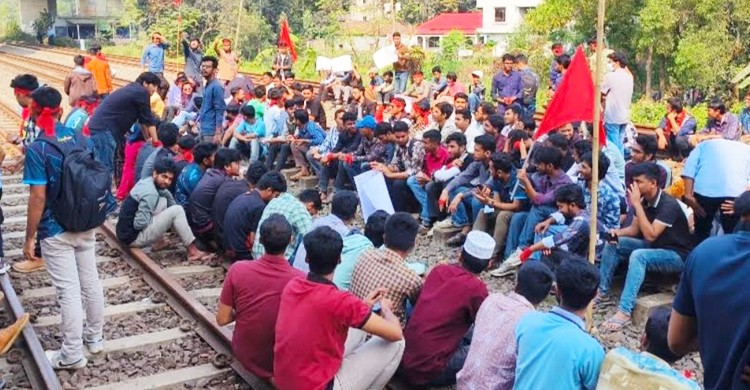 শিক্ষার্থীদের রেললাইন অবরোধ, ঢাকা-রাজশাহী ট্রেন চলাচল বন্ধ