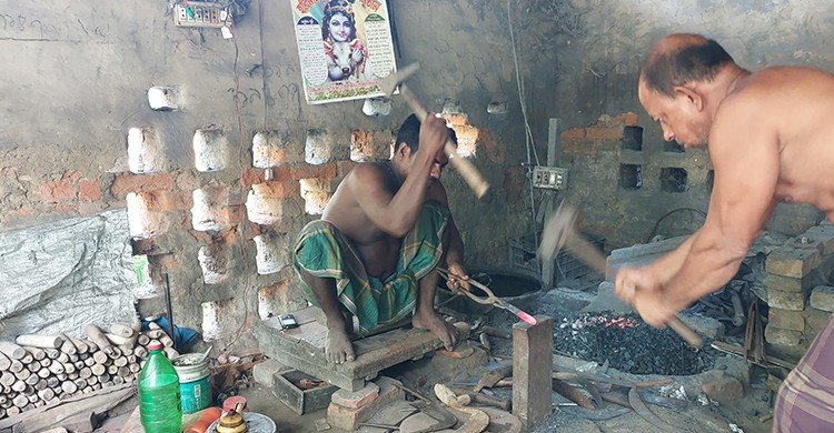 ঈদুল আযহাকে সামনে রেখে ব্যস্ত সময় পার করছেন সাতক্ষীরার কামাররা