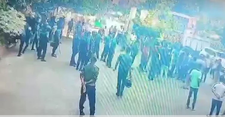 আহত জুলাই যোদ্ধাদের সাথে পুলিশের হাতাহাতি