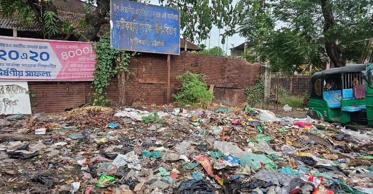 ময়লার ভাগাড় টপকে অফিস করেন সওজের কর্মকর্তারা