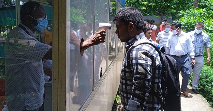 করোনা প্রতিরোধে আখাউড়া চেকপোস্টে ইমিগ্রেশনে স্বাস্থ্য পরীক্ষা