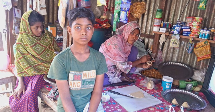 প্রবাসে স্বামীর আত্মহত্যা, রাজবাড়ীতে সিঙ্গারা ও চা বিক্রি করে চলছে স্ত্রীর সংসার