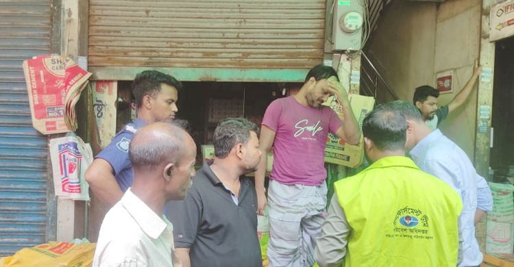 সাভারে পরিবেশ অধিদপ্তরের অভিযানে অবৈধ পলিথিন জব্দ ও জরিমানা