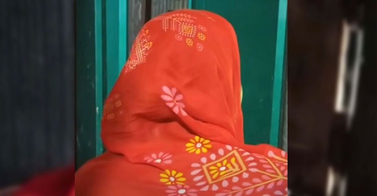 মানুষের ভিড়ে বাড়ি ছেড়ে চলে গেছে মুরাদনগরের সেই নারী