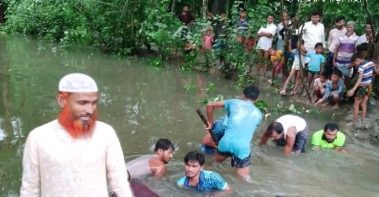 রামগতির চর পোড়াগাছায় জলাবদ্ধতা নিরসনে স্বেচ্ছাশ্রমে জামায়াতের কর্মীরা