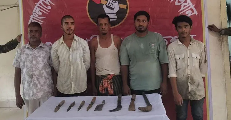 ফেনীতে উচ্ছেদ অভিযান চলাকালে হামলায় আহত ৪, অস্ত্রসহ আটক ৫