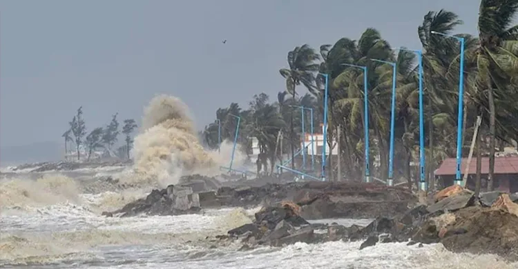 বঙ্গোপসাগর উত্তাল, ১৫ জেলায় জলোচ্ছ্বাসের আশঙ্কা, সতর্ক সংকেত ৩