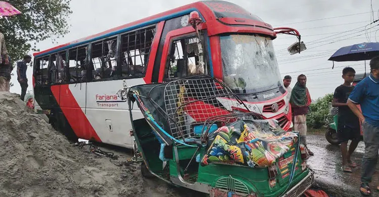 কুমিল্লায় বাস-সিএজি মুখোমুখি সংঘর্ষ: নিহত ১ আহত ৫