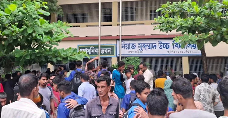 ব্রাহ্মণবাড়িয়া নিয়াজ মুহাম্মদ উচ্চ বিদ্যালয়ের বিজ্ঞানাগারে সৃষ্ট অগ্নিকাণ্ডে ২৫ জন শিক্ষার্থী আহত